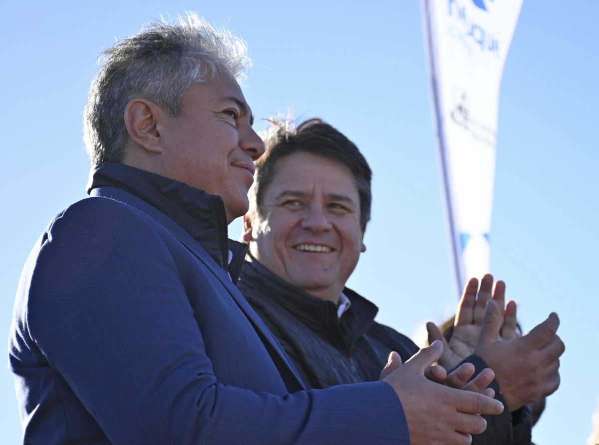 Rolando Figueroa junto al intendente Mariano Gaido, durante la entrega de lotes en Neuquén capital. Foto: Florencia Salto.