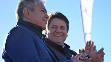 Rolando Figueroa junto al intendente Mariano Gaido, durante la entrega de lotes en Neuquén capital. Foto: Florencia Salto.