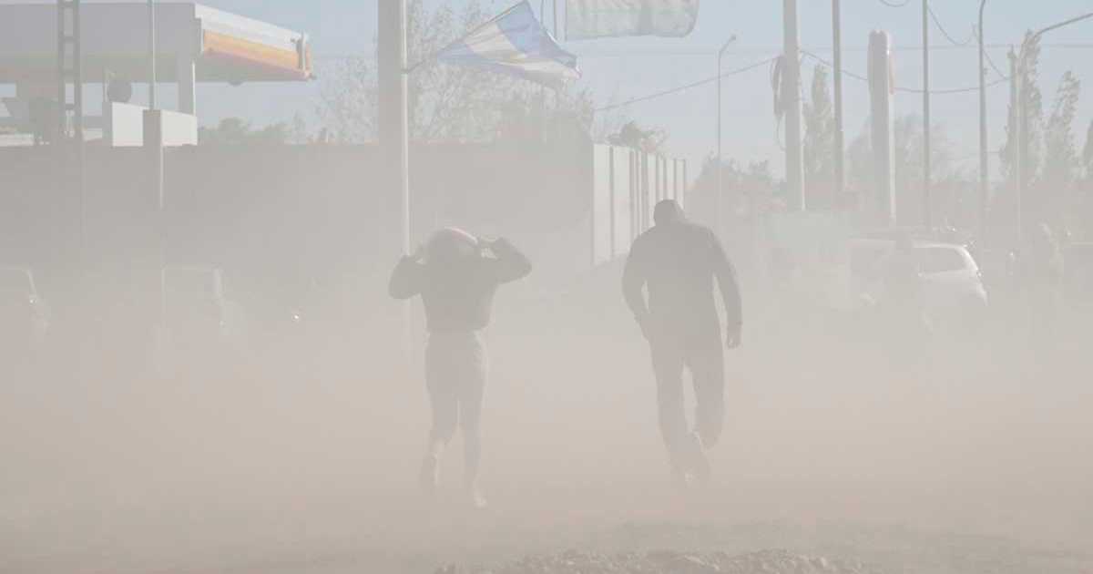 Alerta por viento de hasta 100 km/h en Neuquén, este martes: suspenden clases en Añelo thumbnail