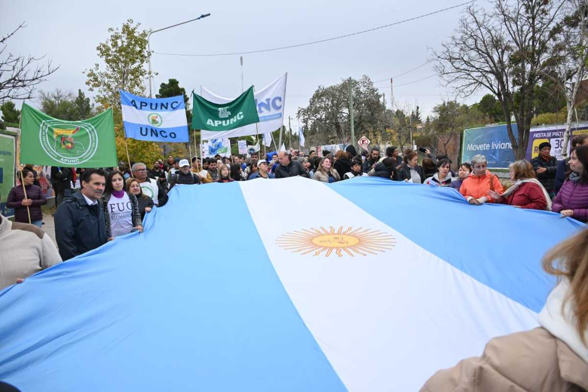 Miles de personas se unieron al "banderazo" en defensa a la educación pública. Foto: Florencia Salto.