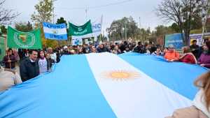 Video: multitudinario banderazo en defensa de la Universidad del Comahue en Neuquén