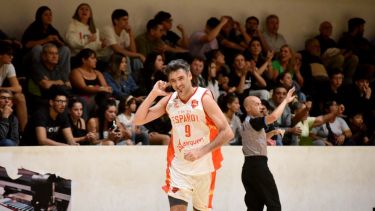 Charly Sepúlveda aplicó del ex y metió puntos vitales en la gran victoria de Español. (Matías Subat)