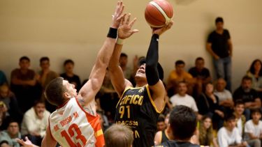 Alex Soria (Pacífico) y Maxi Dal Dosso (Español), dos de buena temporada en la LFB. (Archivo Matías Subat)