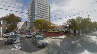 Una mujer tenía la inhabilitación para conducir, cruzó en rojo y fue infraccionada en Neuquén. Foto: Captura Street View