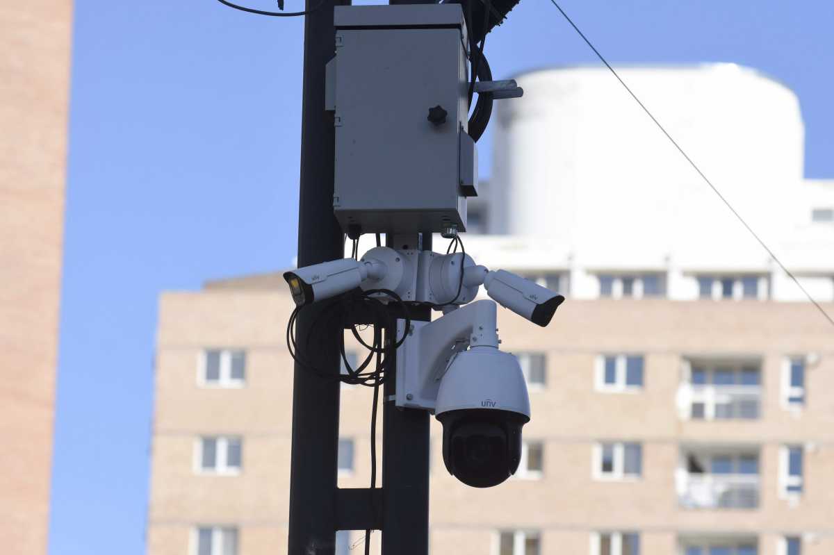 Se comenzó la instalación de las cámaras para las fotomultas en Neuquén. Foto: Matías Subat.