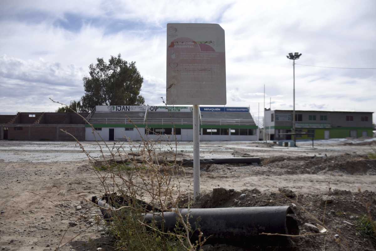 Así luce hoy la pista del Parque Centenario. A cielo abierto y con parte del cemento roto. (Fotos Matías Subat)