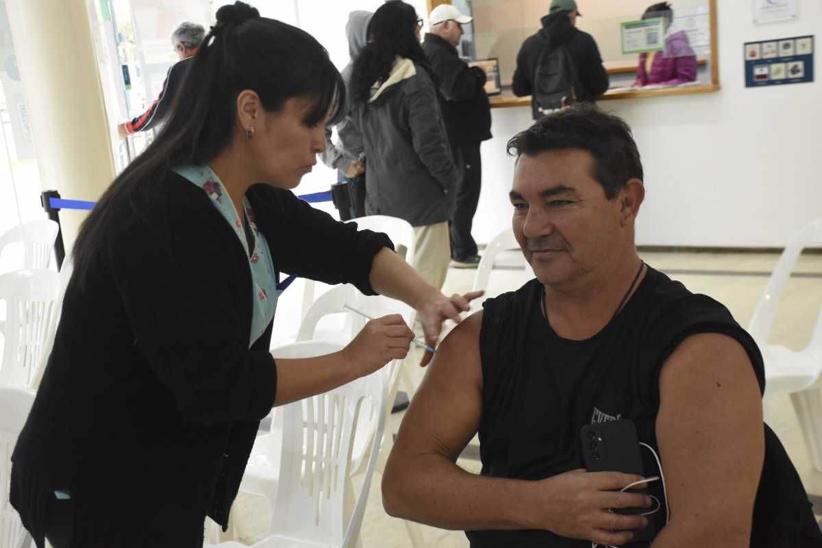 La vacunación continúa el miércoles y viernes de 9 a 12 en el cine teatro Español de Neuquén (foto Matías Subat)