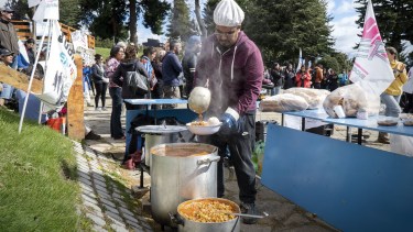 Los trabajadores de la educación adhirieron al paro nacional con un almuerzo colectivo