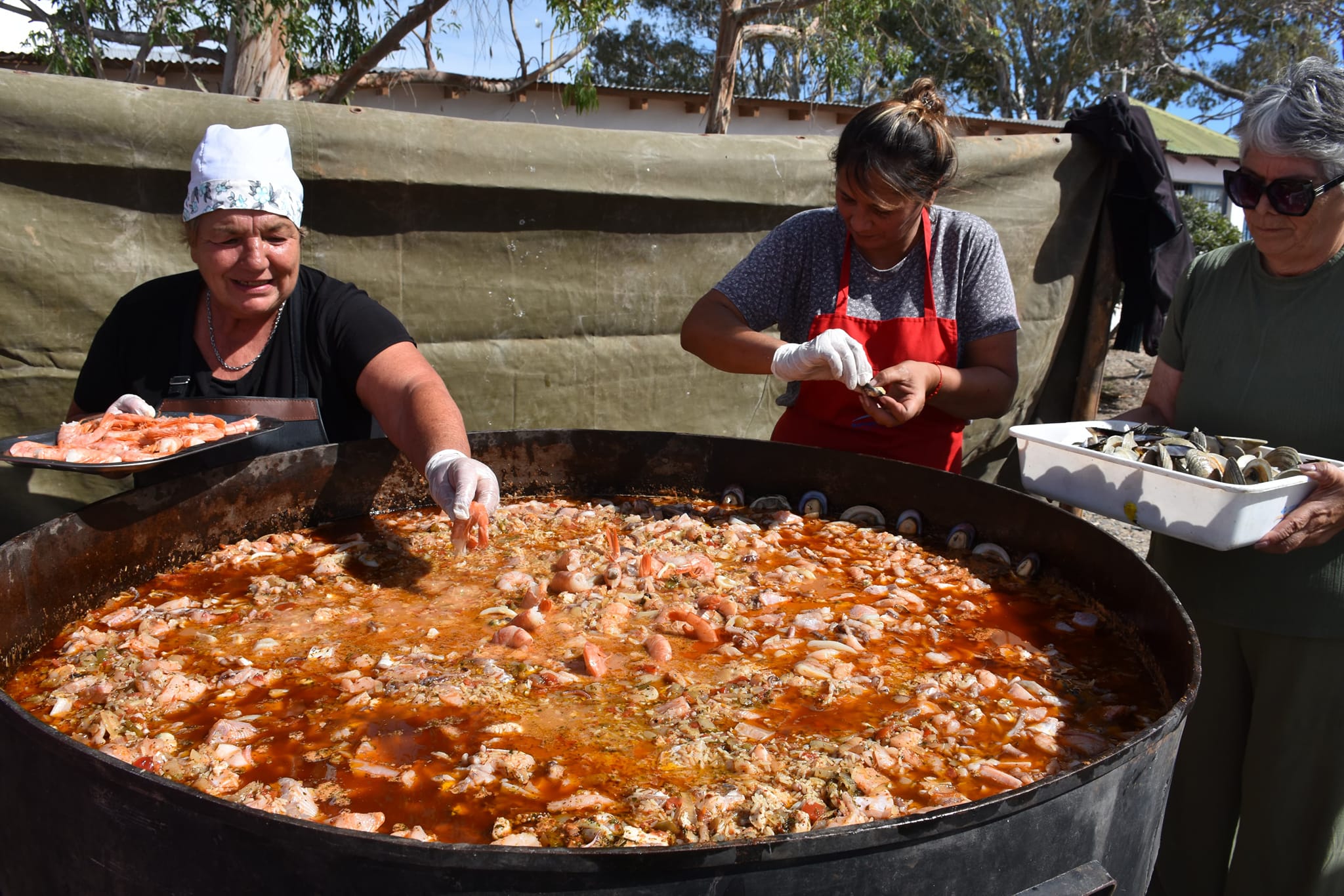 La paella gigante que se degustó en el Puerto San Antonio Este y la que se realizó en Las Grutas fueron las estrellas del feriado