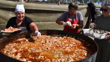La paella gigante que se degustó en el Puerto San Antonio Este y la que se realizó en Las Grutas fueron las estrellas del feriado