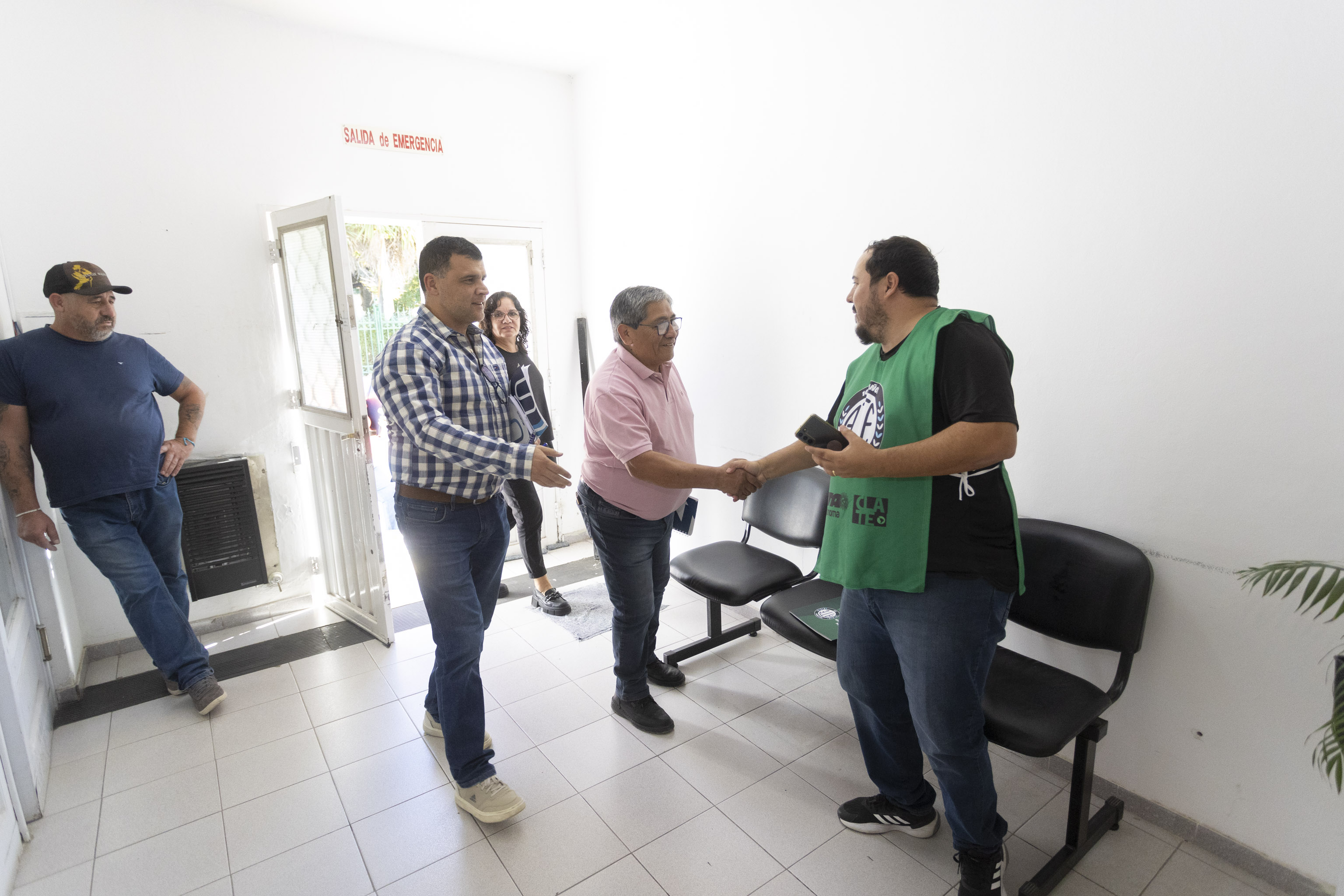 Los representantes de ATE y de UPCN se saludan en la previa de la negociación con Salud. Foto: Pablo Leguizamon