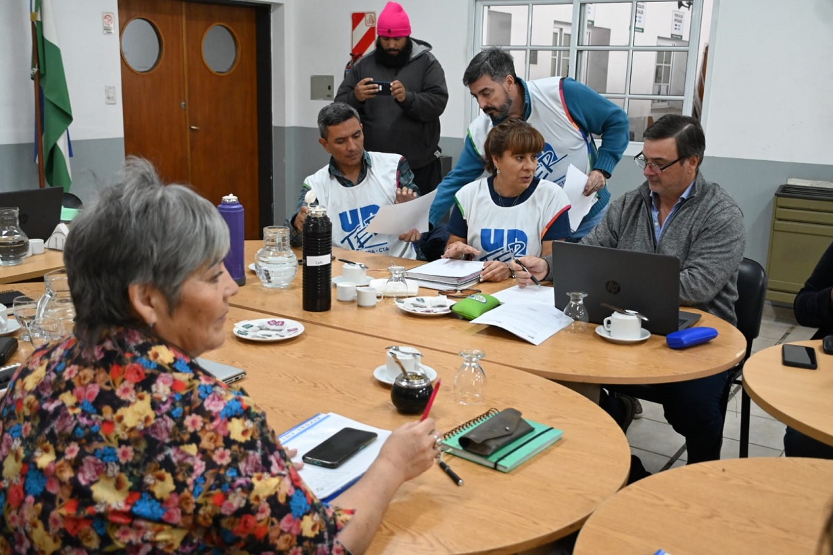 Con demoras, los paritarios se reúnen en la Secretaría de Trabajo. Foto: Marcelo Ochoa.