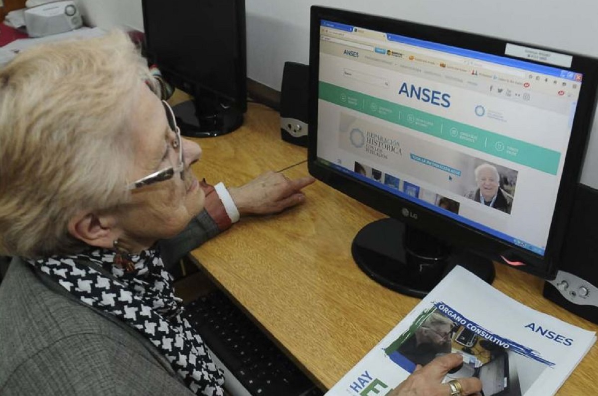Los pensionados de ANSES recibirán el bono de 70 mil pesos, según sus ingresos.-