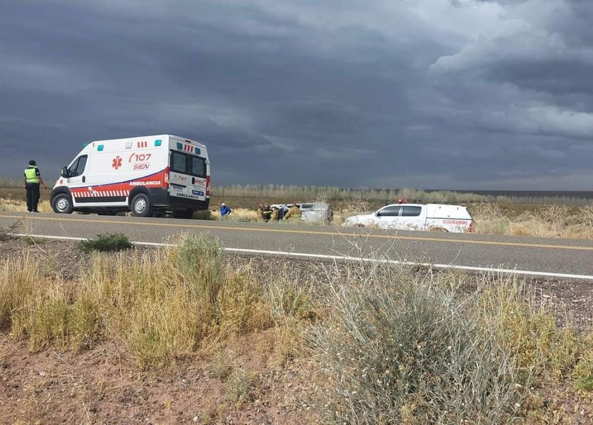 Iban cinco ocupantes en el vehículo que volcó sobre Ruta 237. Foto: Gentileza Facebook Bomberos Picún Leufú. 
