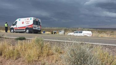 Iban cinco ocupantes en el vehículo que volcó sobre Ruta 237. Foto: Gentileza Facebook Bomberos Picún Leufú. 