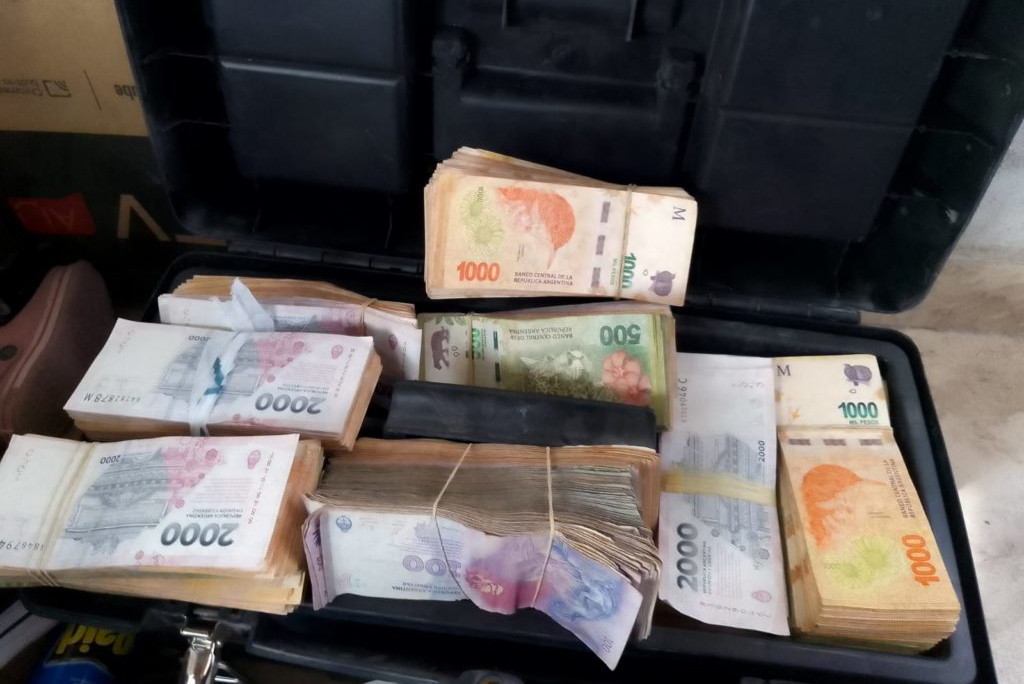 La policía encontró dinero en efectivo tanto en la vivienda como en el interior de un vehículo. foto: gentileza.