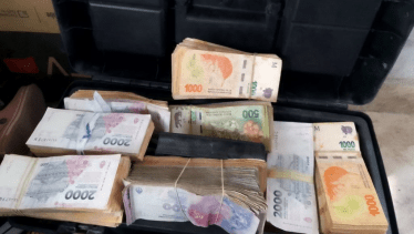 La policía encontró dinero en efectivo tanto en la vivienda como en el interior de un vehículo. foto: gentileza.