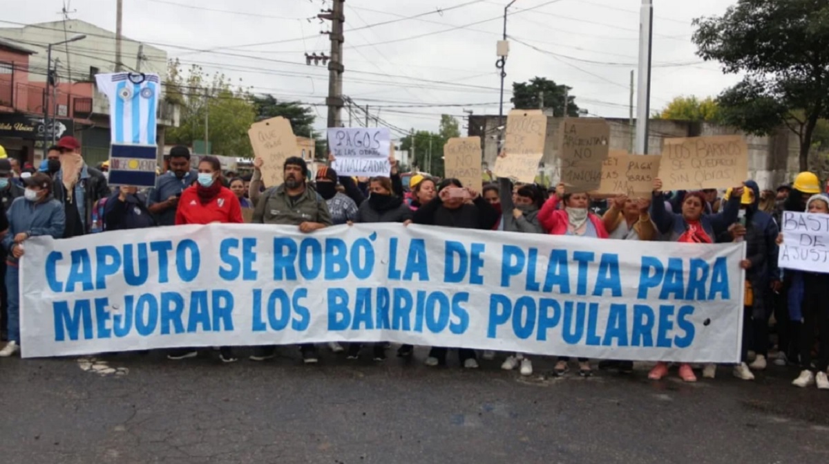 Alrededor de unos 500 manifestantes bloquearon la entrada a un country donde vive el ministro de Economía Luis Caputo. Foto gentileza. 