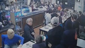 Video | Violento asalto en una pizzería de Boedo: armados golpearon a los clientes