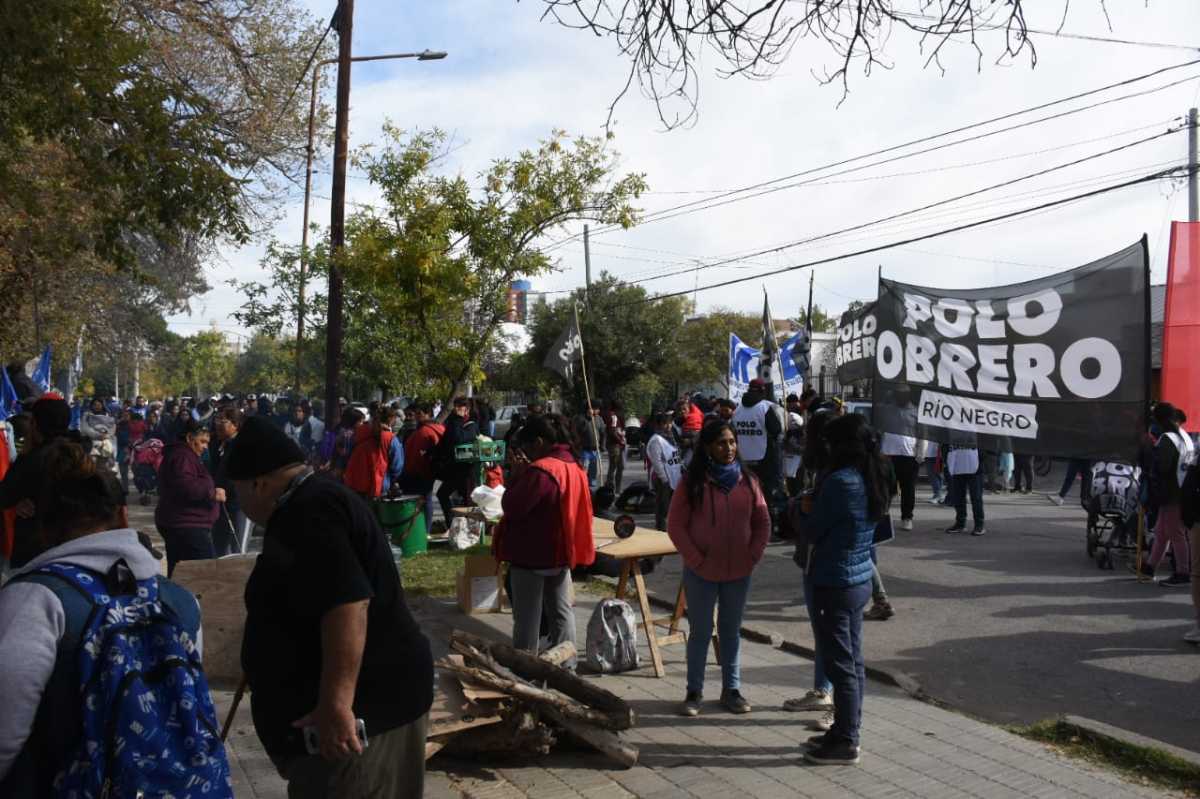 Organizaciones contra la policía en Roca: quieren llegar a un funcionario de Desarrollo Social. Foto: Juan Thomes