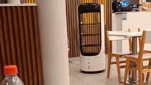 Video | El robot mozo que atiende a los clientes en una estación de servicio de Roca