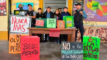 Efectivos policiales no permiten el ingreso de personas a la biblioteca. Foto: Alejandro Carnevale.