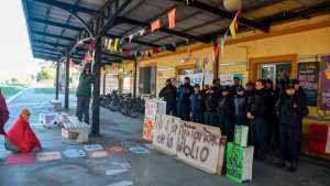 Video | Tensión en la biblioteca de la Estación de Roca: identifican a los manifestantes