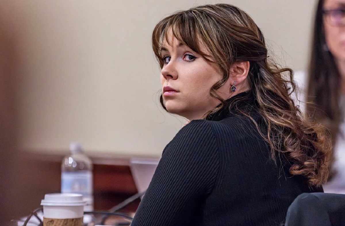 Hannah Gutiérrez-Reed, la ex armera de la película Rust, escucha los alegatos finales de su juicio en la Corte del Primer Distrito en Santa Fe, Nuevo México, EEUU.