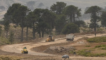 Las máquinas trabajan en la obra, a pocos kilómetros de Villa Pehuenia. Foto: Alejandro Carnevale.