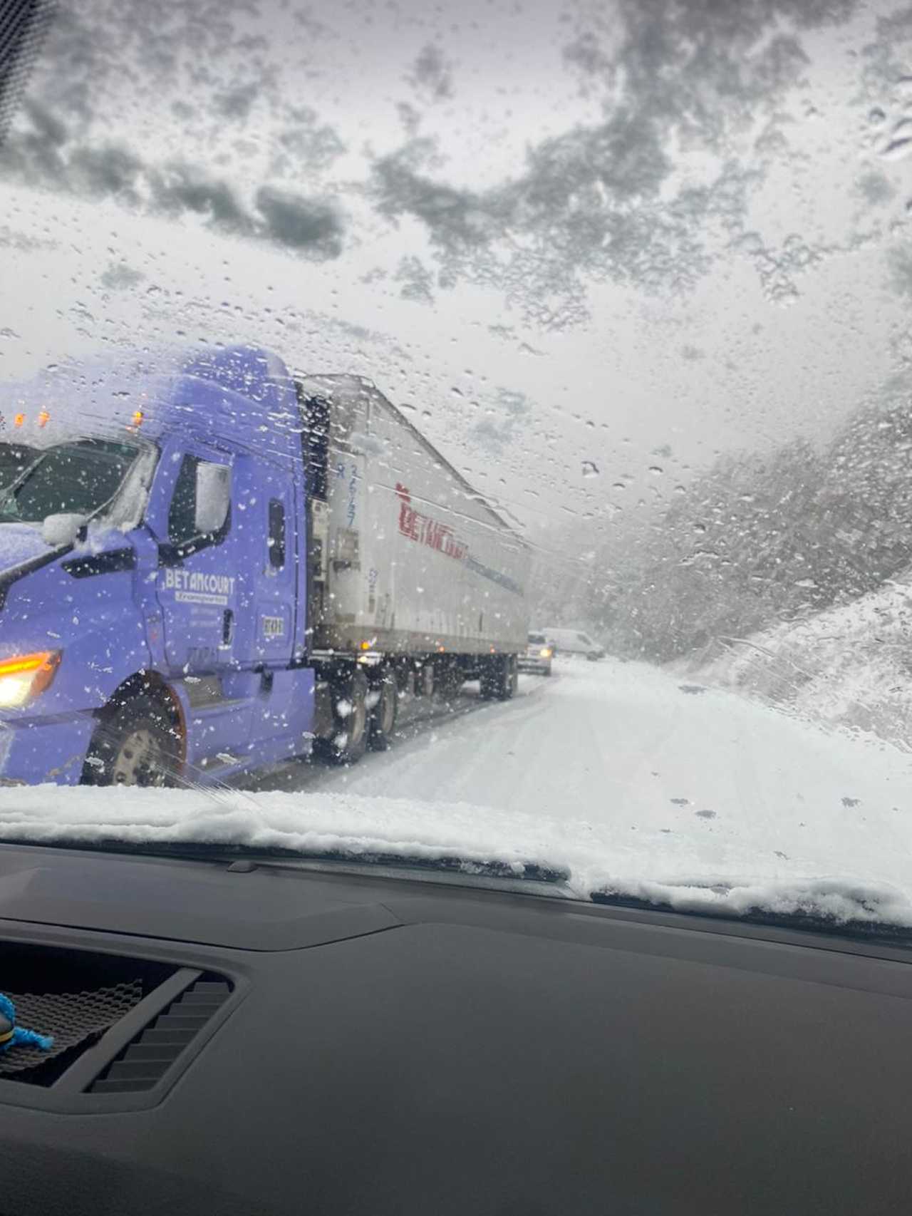 Video: La nieve complica el tránsito en la Ruta 40 entre Bariloche y El ...