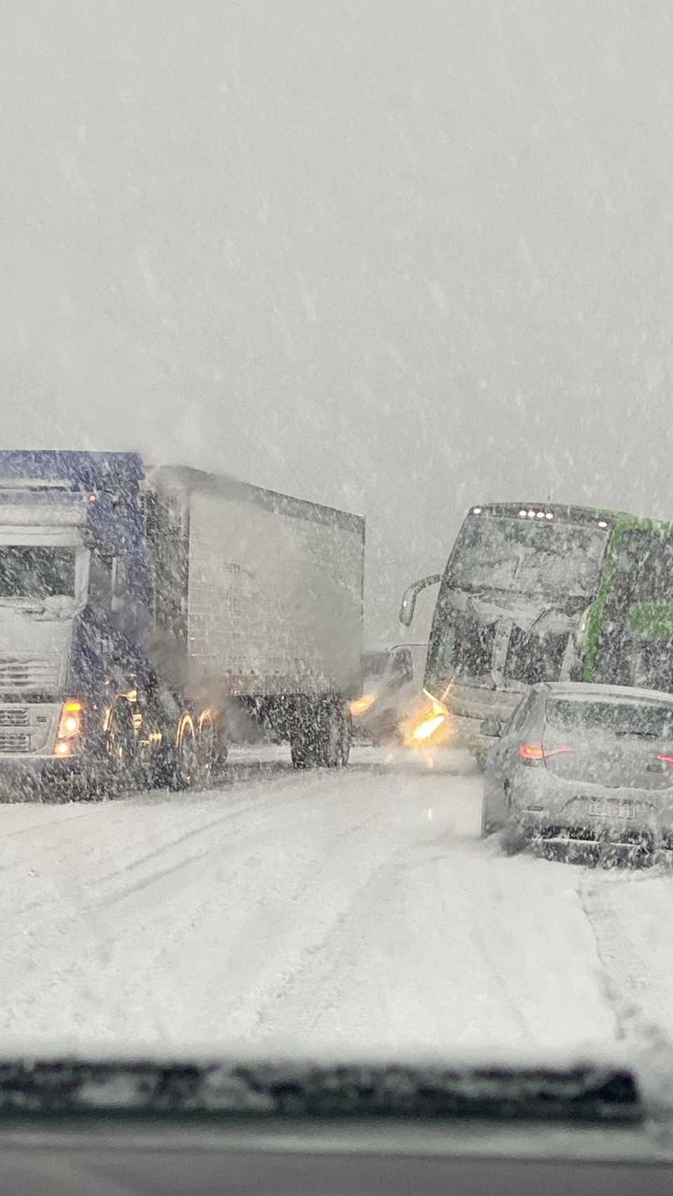 Video: La nieve complica el tránsito en la Ruta 40 entre Bariloche y El ...
