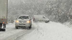 Video: La nieve complica el tránsito en la Ruta 40 entre Bariloche y El Bolsón, este lunes
