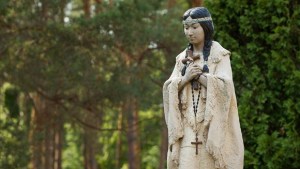 Se celebra a Catalina Tekakwitha, la primera santa piel roja: conocé su historia y su oración