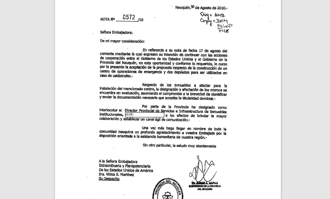 La nota que le envió Sapag a la entonces embajadora Vilma Martínez para aceptar la donación.