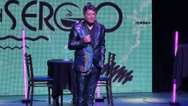 “Un café con Sergio” recrea el espíritu de aquellos espectáculos más íntimos y cercanos que se ofrecían en los clubes nocturnos y boites, 