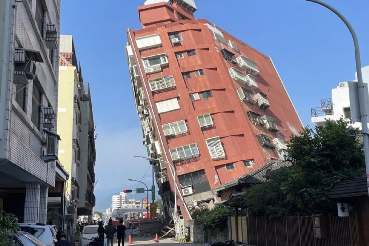 El edificio de viviendas que colapsó en la zona de Hualien dejó gente atrapada.