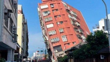 El edificio de viviendas que colapsó en la zona de Hualien dejó gente atrapada.