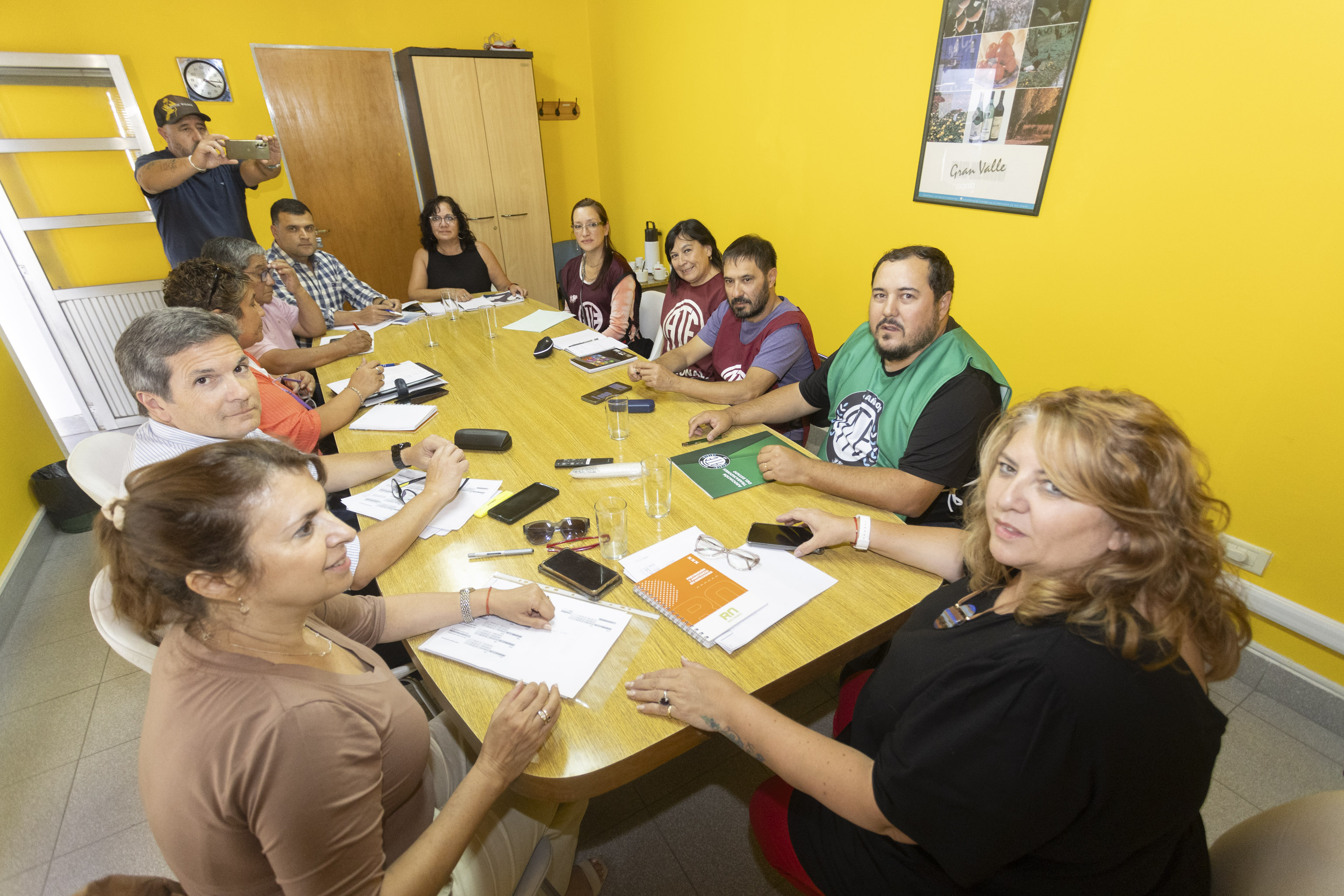 Funcionarios reunidos con las representaciones de UPCN y ATE por el sector de Salud. Foto: Pablo Leguizamon