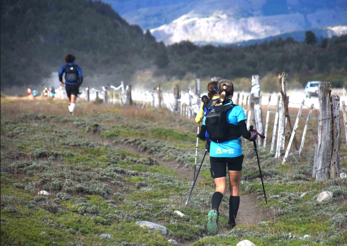 El sendero que lleva a los competidores de regreso a San Martín a la altura del cerro Colorado, a la vera del camino que va hacia Hua Hum. (foto/Andrés Maripe)