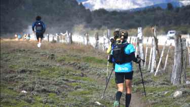 El sendero que lleva a los competidores de regreso a San Martín a la altura del cerro Colorado, a la vera del camino que va hacia Hua Hum. (foto/Andrés Maripe)