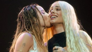 Se juntaron «Las originales»: Tini apareció en el show de Emilia y cerraron con un beso