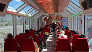 Techo vidriado y asientos giratorios: así es el Tren Solar de Humahuaca, los precios para viajar