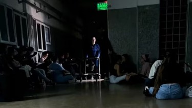 En los pasillos de la facultad de Medicina de la UBA los estudiantes esperan a oscuas para ingresar a las aulas. Foto gentileza.