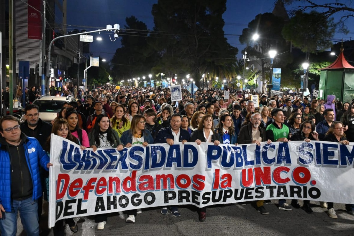 Marcha universitaria en Neuquén: más de 30 mil personas se movilizaron aseguró la organización. Foto: Flor Salto