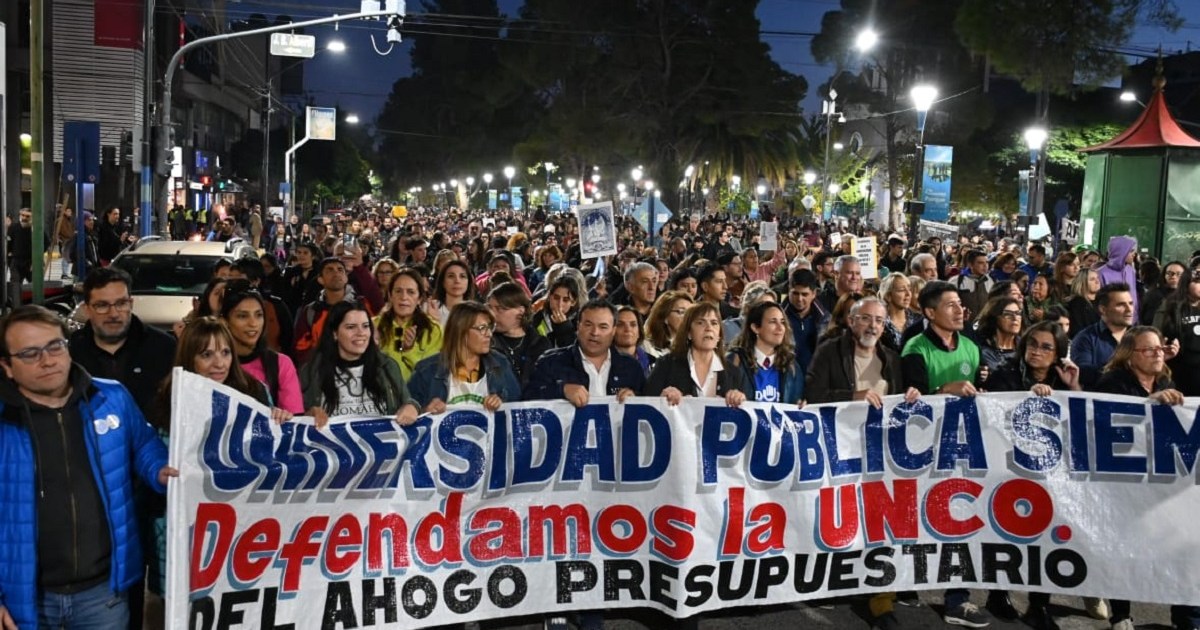 Marcha universitaria en Neuquén: más de 30 mil personas se movilizan aseguró la organización thumbnail