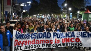 Video | Marcha universitaria en Neuquén: más de 30 mil personas dijeron no a los recortes de Milei