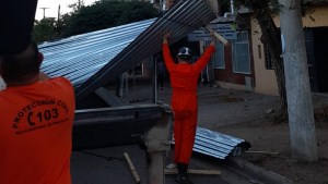 Video: El viento voló chapas, causó un corte de luz y se realizaron varias asistencias en Neuquén