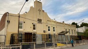 Fuerte vallado a la iglesia del padre de Nadia Márquez en Neuquén, por una protesta de ATE