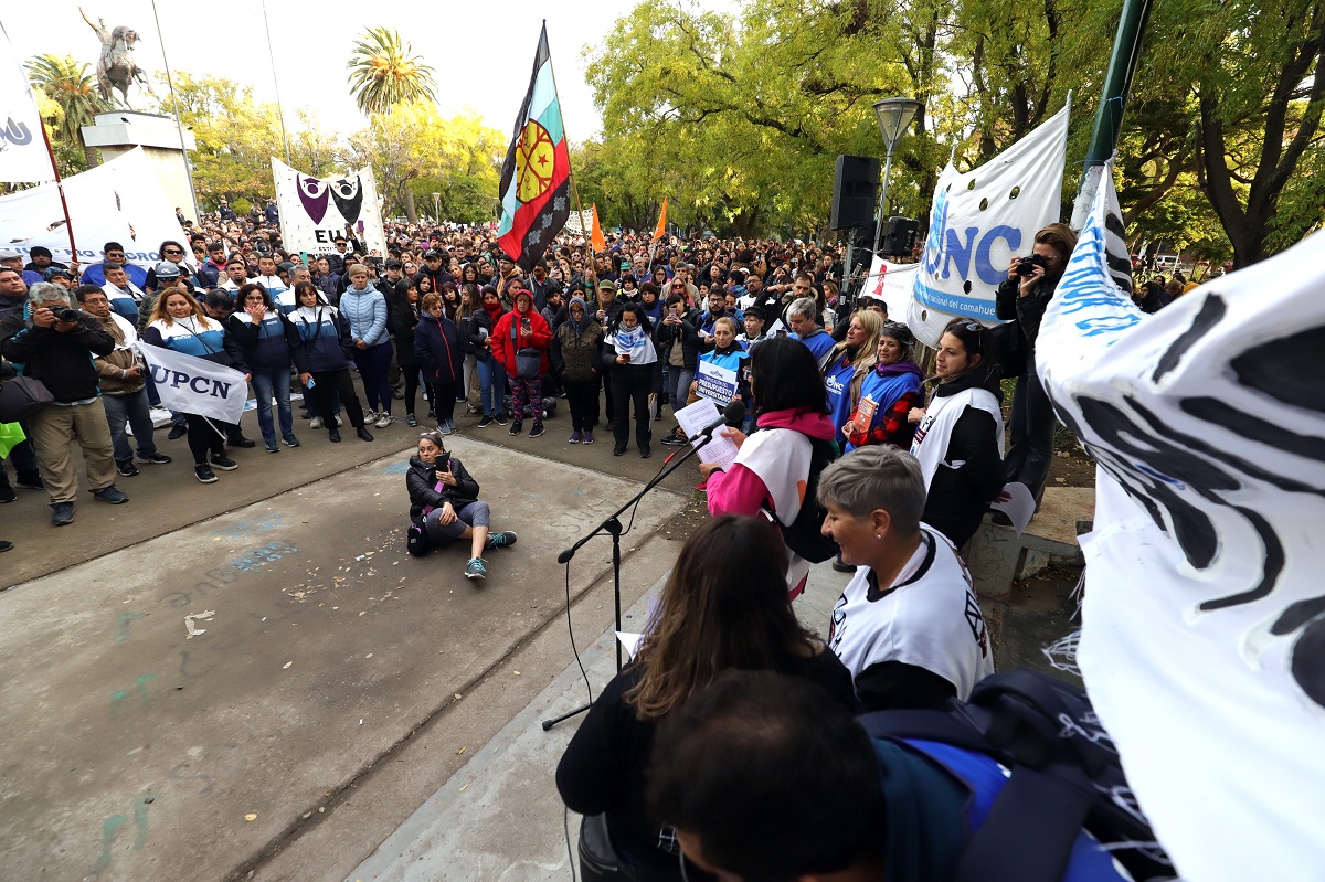 Hubo una multitud en la plaza San Martín, en el marco de la marcha universitaria en la capital rionegrina.
Foto: Marcelo Ochoa