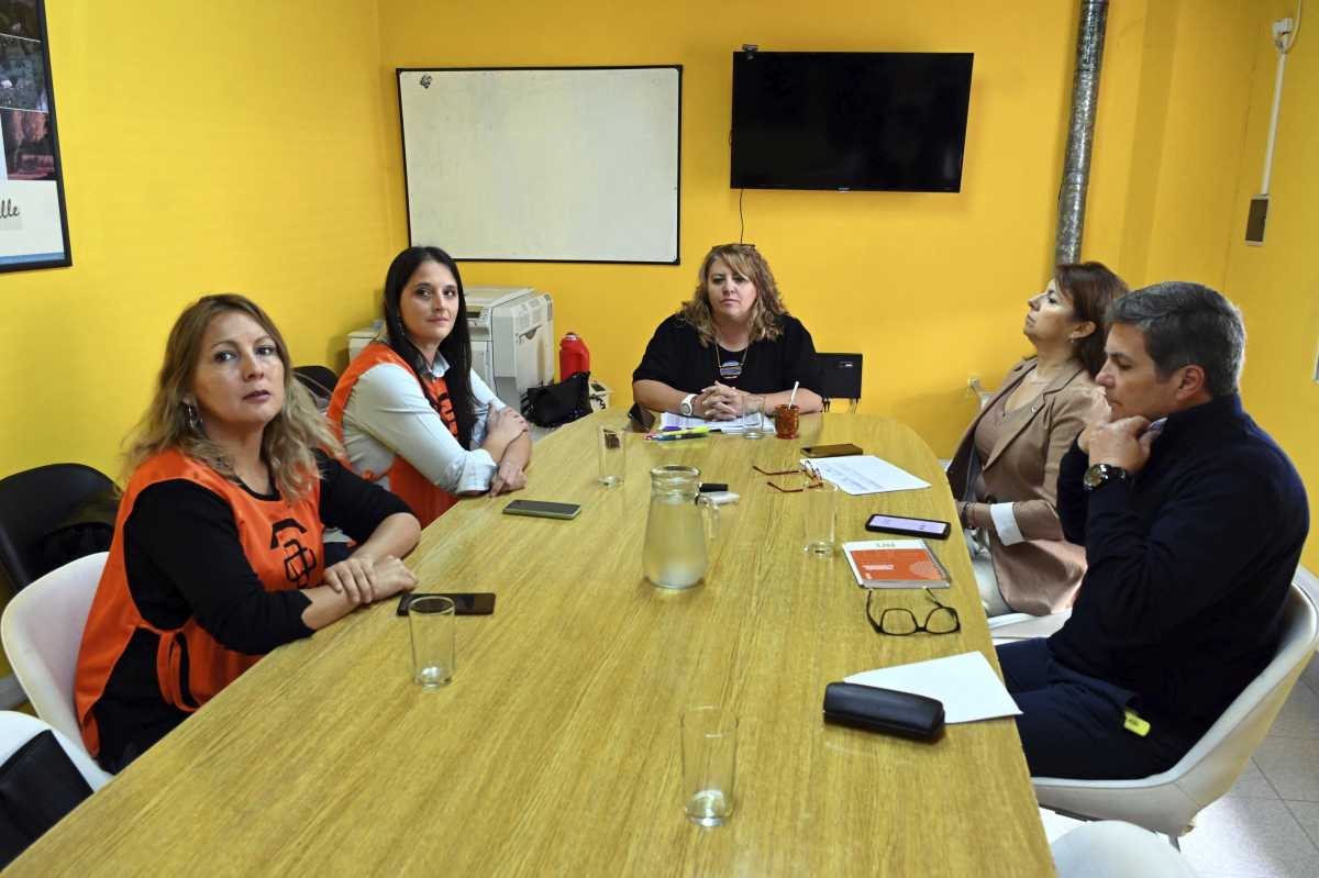 Por decreto, el gobierno de Río Negro formalizó el aumento al personal ...